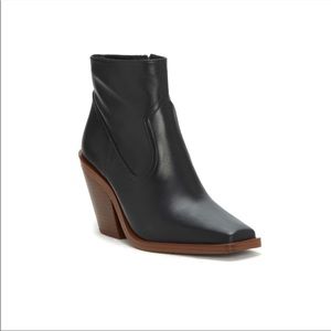 IN BOX VINCE CAMUTO AMTINDA SQUARE TOE BOOTIE